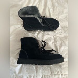 UGGS - barely worn - Size women’s 9